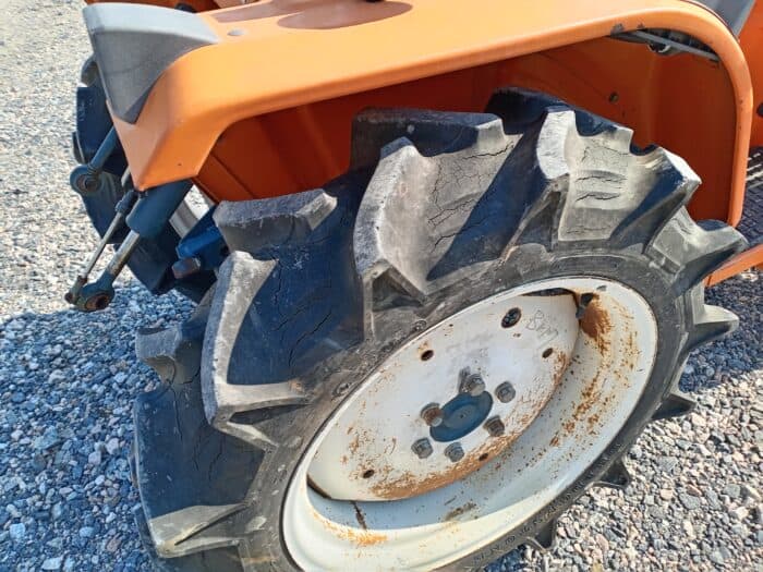 Kubota B1-17 4WD traktori, Etukuormaajalla - Image 20