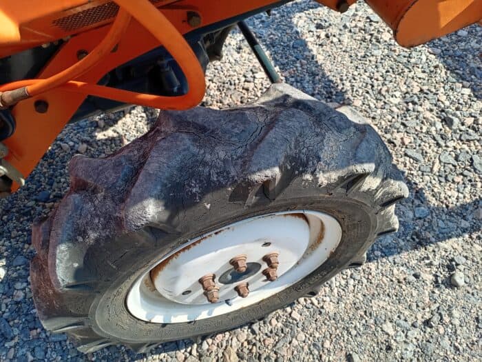 Kubota B1-17 4WD traktori, Etukuormaajalla - Image 21