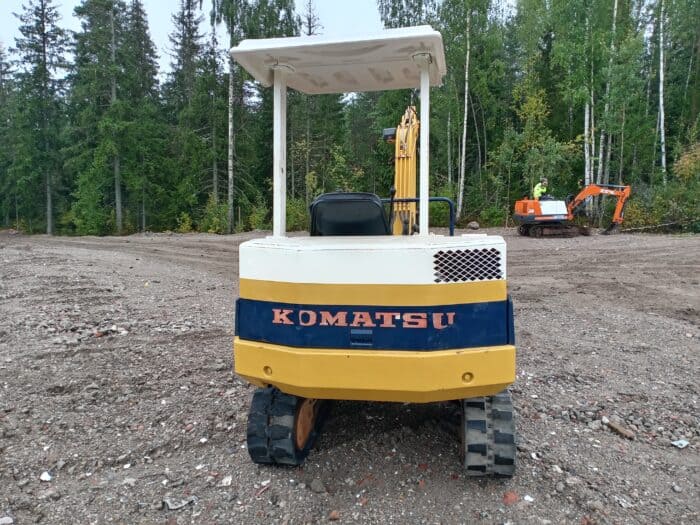 Komatsu PC15-2 Kaivinkone - Image 5
