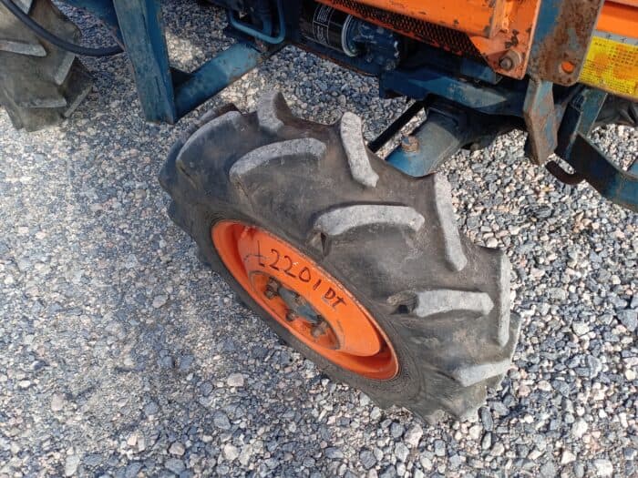 Kubota L2201D 4WD traktori, etukuormaajalla - Image 12