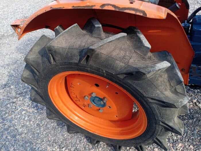 Kubota L2201D 4WD traktori, etukuormaajalla - Image 13