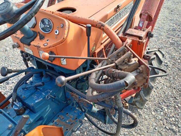 Kubota L2201D 4WD traktori, etukuormaajalla - Image 14