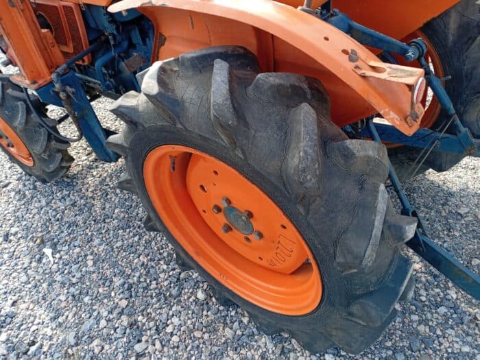 Kubota L2201D 4WD traktori, etukuormaajalla - Image 16