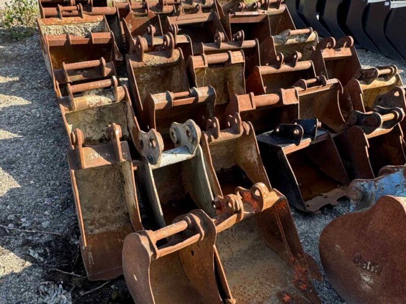 Käytettyjä kauhoja. Useita eri malleja