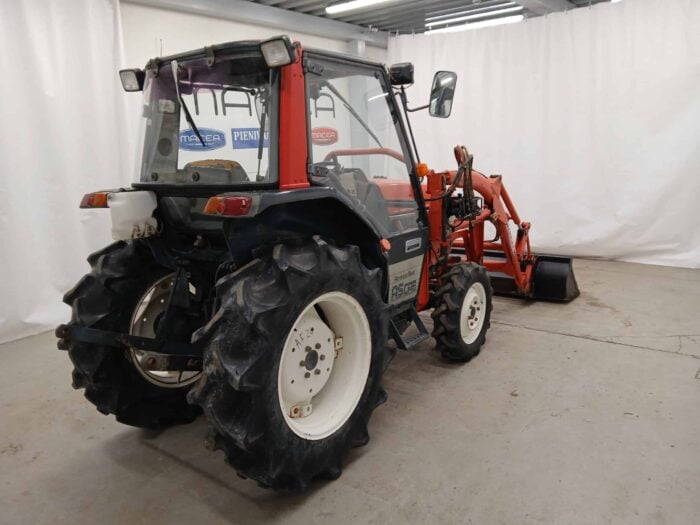 Yanmar AF-28D 4WD traktori, etukuormaajalla ja suunnanvaihtajalla! - Image 11