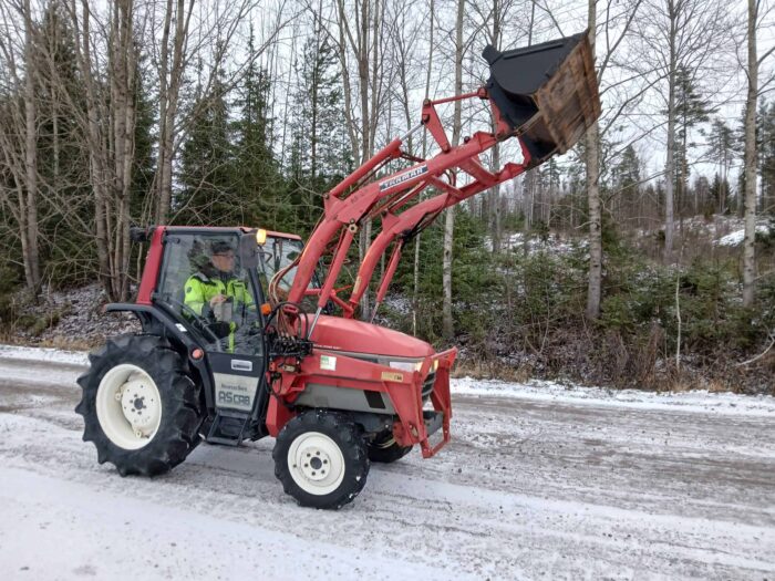 Yanmar AF-28D 4WD traktori, etukuormaajalla ja suunnanvaihtajalla! - Image 2