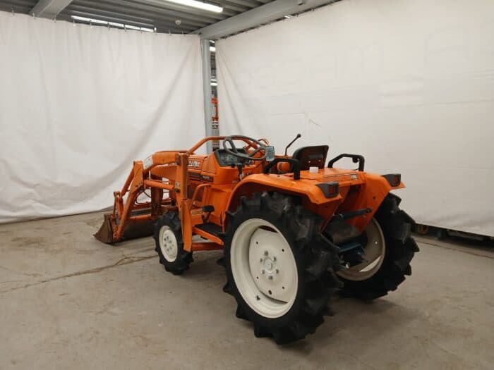 Kubota B1-17, 4WD minitraktori etukuormaajalla - Image 5