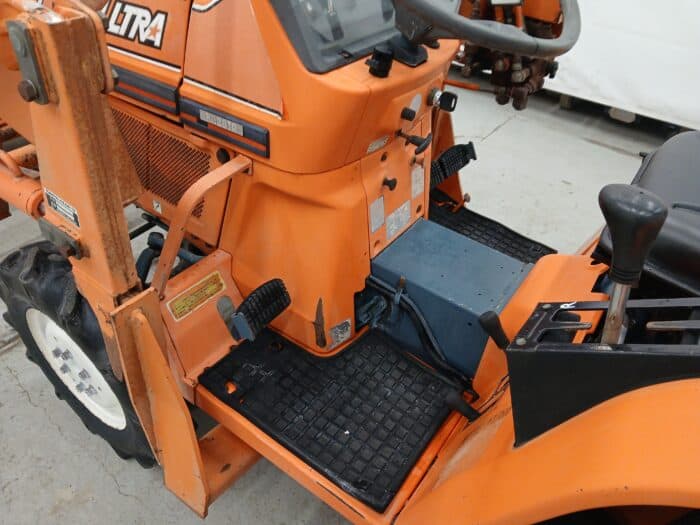 Kubota B1-17, 4WD minitraktori etukuormaajalla - Image 13