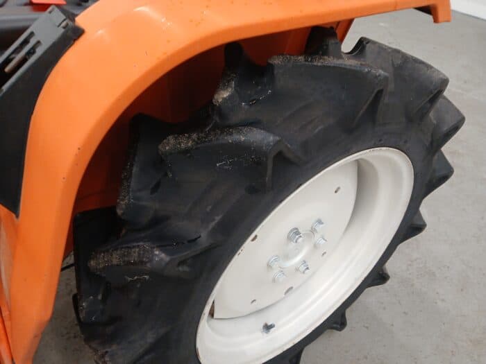 Kubota B1-17, 4WD minitraktori etukuormaajalla - Image 26