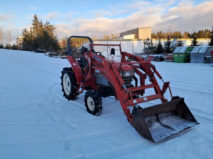 Yanmar AF-26 4WD traktori, etukuormaajalla ja suunnanvaihtajalla!