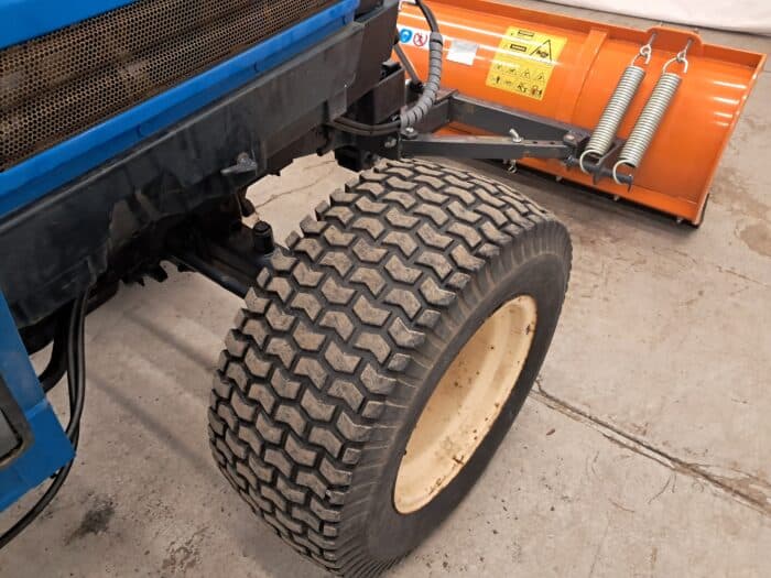 Iseki 530 4WD traktori ja puskulevy 170cm - Image 19