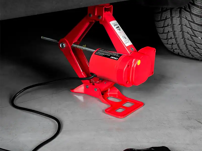 Saksitunkki 3000 kg 12V, Amio