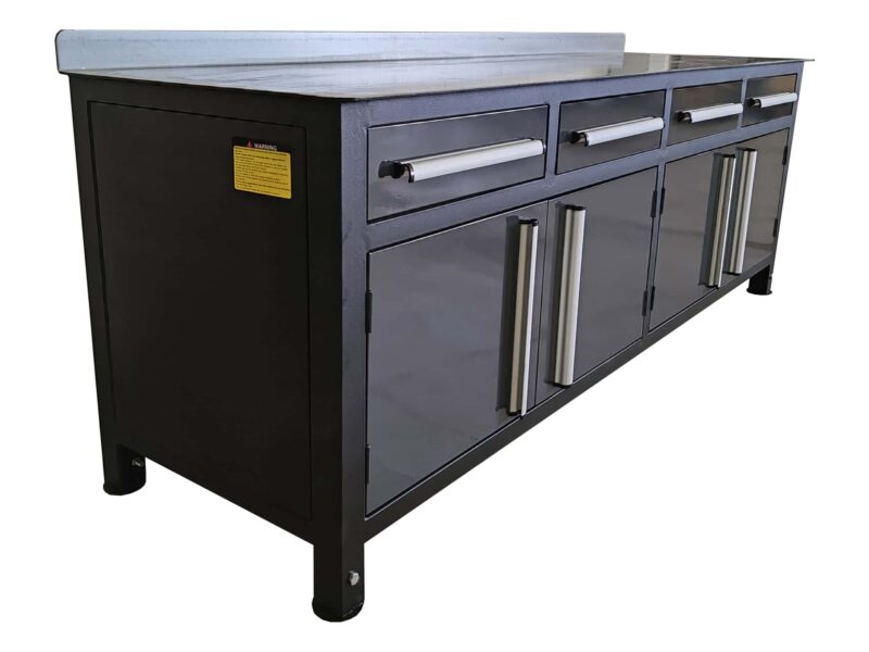 Hitsauspöytä työkalukaapistolla