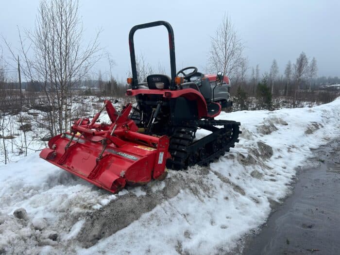 Telavetoinen Yanmar CT118 (25hv) traktori maanmuokkaimella - Image 10
