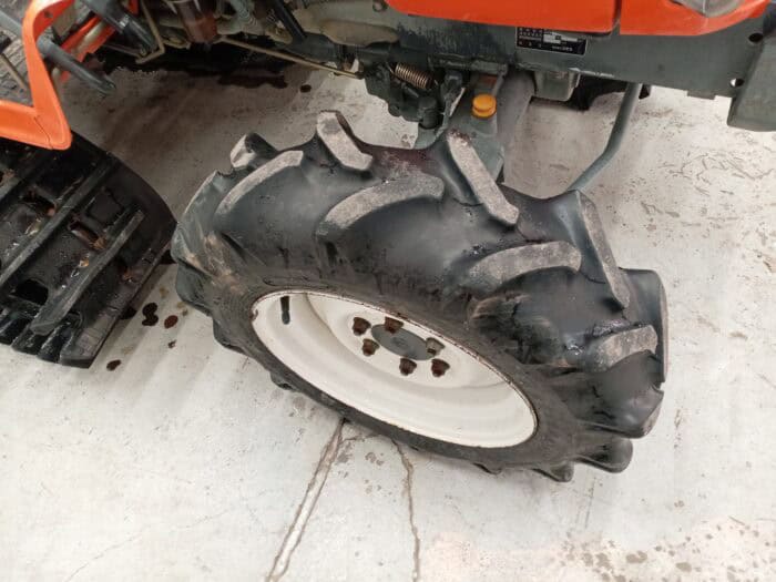 Kubota JB16 4WD traktori maanmuokkaimella, Takana telat! - Image 12