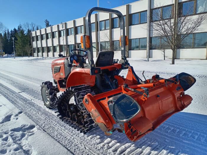 Kubota JB16 4WD traktori maanmuokkaimella, Takana telat! - Image 6