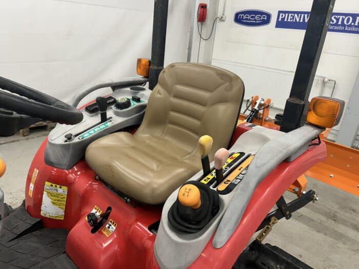 Telavetoinen Yanmar CT118 (25hv) traktori maanmuokkaimella - Image 12