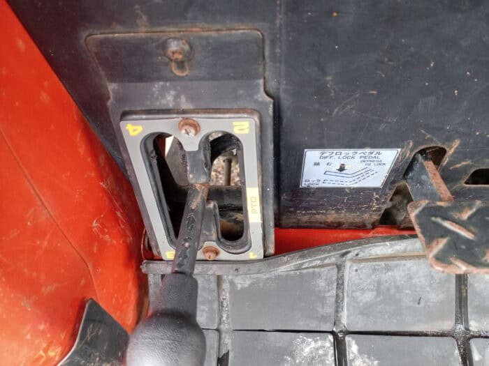 Mitsubishi MT33D Minitraktori etukuormaajalla ja maanmuokkaajalla, 4WD - Image 38