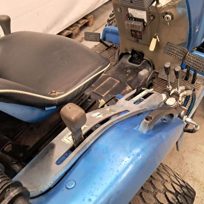 Iseki TF 330 FH MUE4 Hydraulinen etuaura ja manuaalisesti kippaava takakauha - Image 20