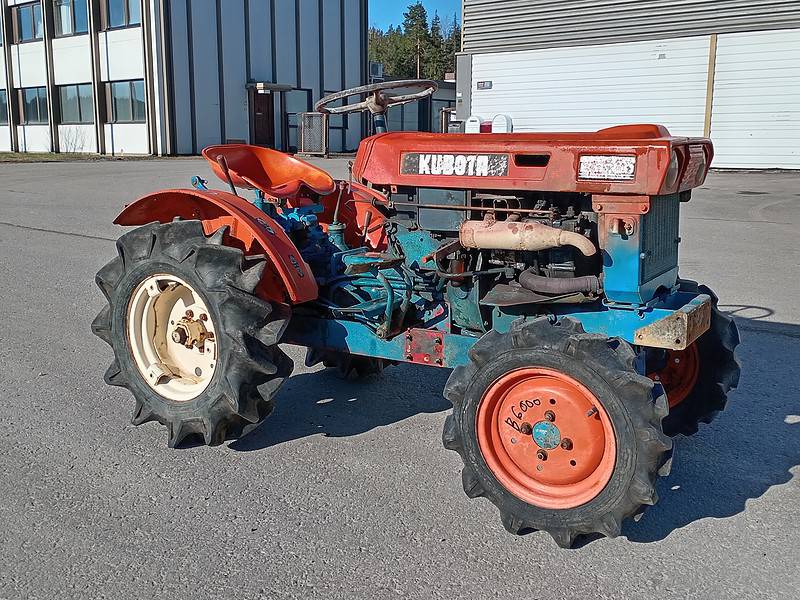 Kubota B6000 4WD traktori
