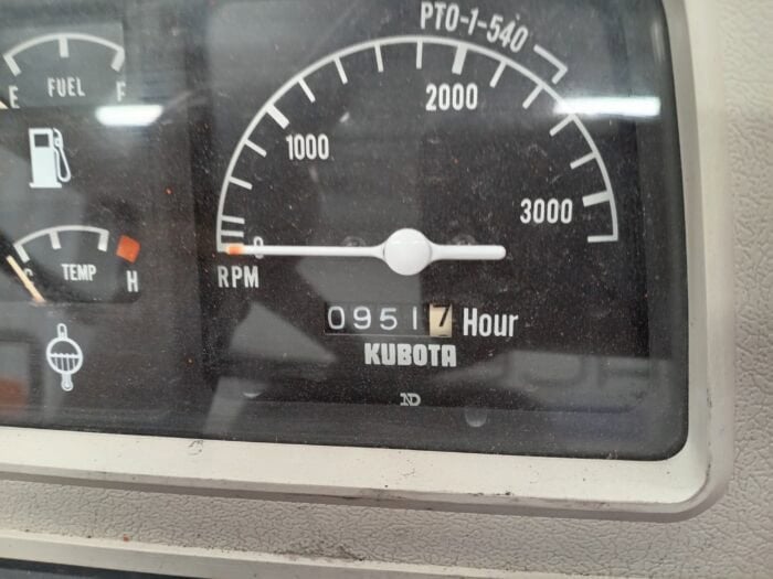 Kubota L2002DT 4WD, 20hv Minitraktori, etukuormaajalla! - Image 10
