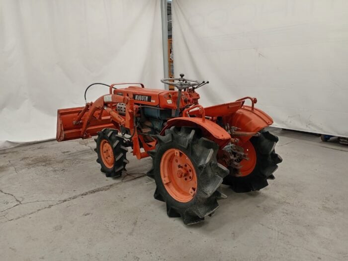 Kubota B7000 4WD minitraktori etukuormaajalla - Image 5