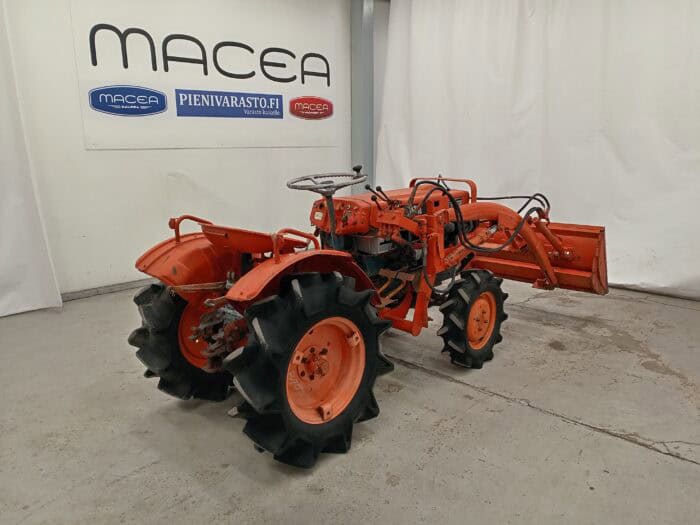 Kubota B7000 4WD minitraktori etukuormaajalla - Image 7