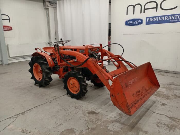 Kubota B7000 4WD minitraktori etukuormaajalla - Image 8