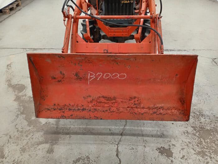 Kubota B7000 4WD minitraktori etukuormaajalla - Image 9
