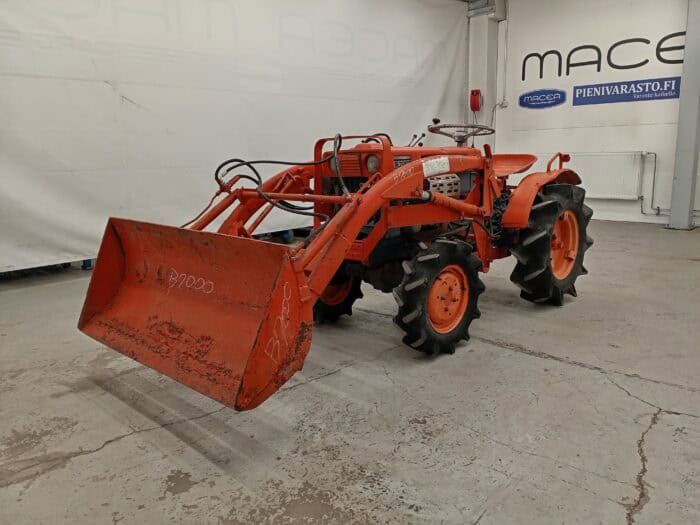Kubota B7000 4WD minitraktori etukuormaajalla - Image 3