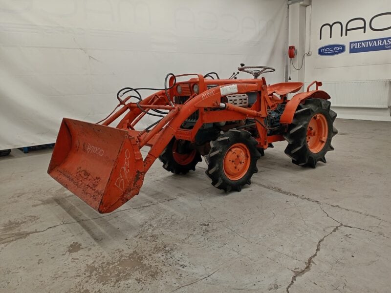 Kubota B7000 4WD minitraktori etukuormaajalla