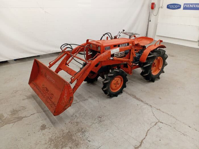 Kubota B7000 4WD minitraktori etukuormaajalla - Image 4