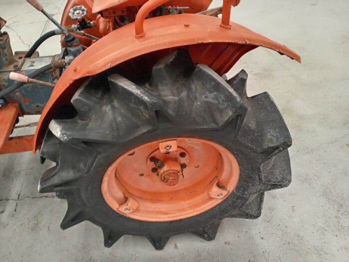 Kubota B7000 4WD minitraktori etukuormaajalla - Image 10
