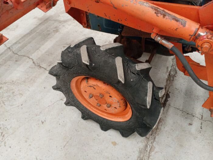 Kubota B7000 4WD minitraktori etukuormaajalla - Image 11
