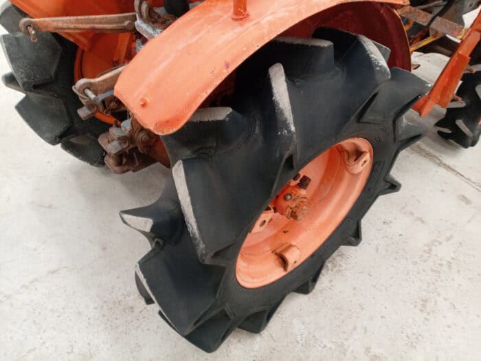 Kubota B7000 4WD minitraktori etukuormaajalla - Image 12