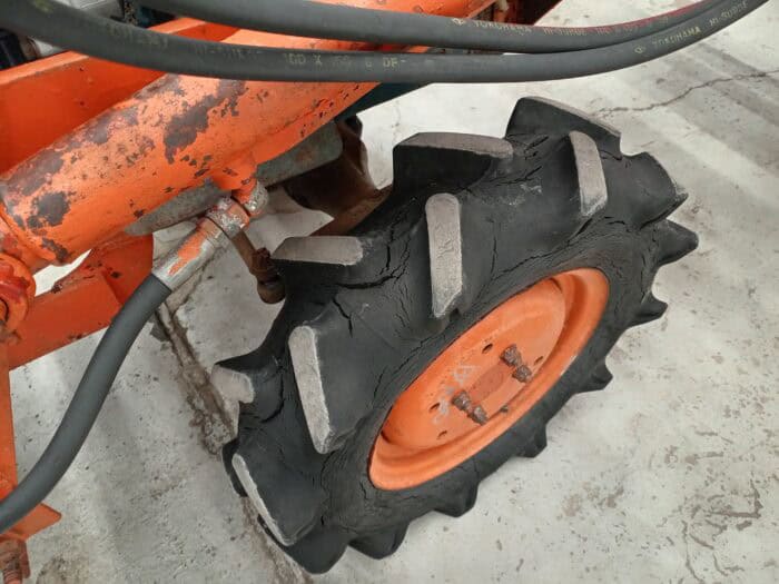 Kubota B7000 4WD minitraktori etukuormaajalla - Image 13