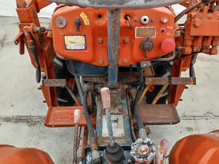 Kubota B7000 4WD minitraktori etukuormaajalla - Image 15