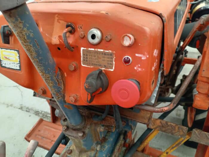 Kubota B7000 4WD minitraktori etukuormaajalla - Image 24