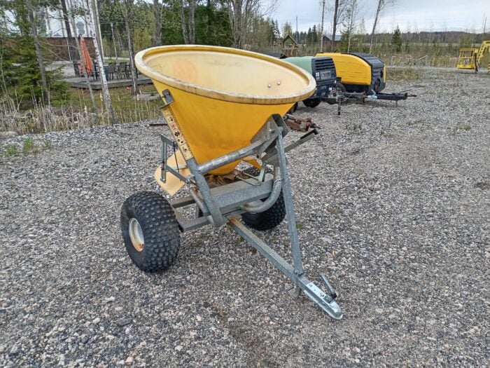 Jar-Met perässä vedettävä apulannan levitin