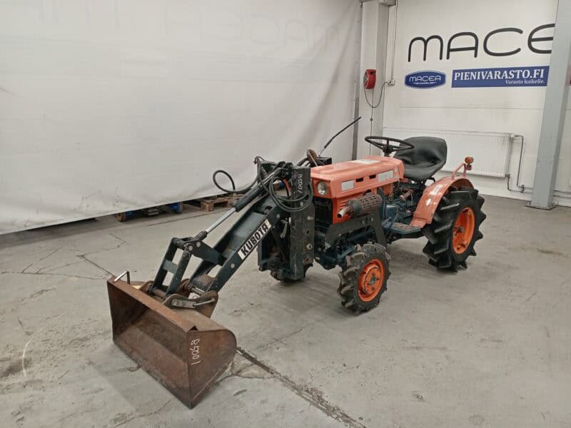 Kubota B5001 4WD  Minitraktori, etukuormaajalla