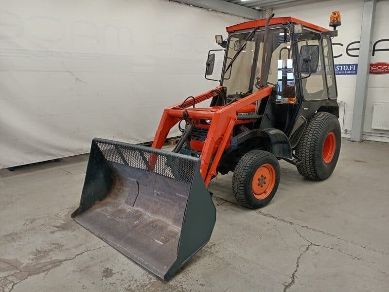 Kubota L245DT Traktori, etukuormaajalla, Rekisterissä!