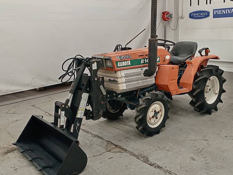 Kubota B1402 4WD minitraktori, etukuormaajalla!