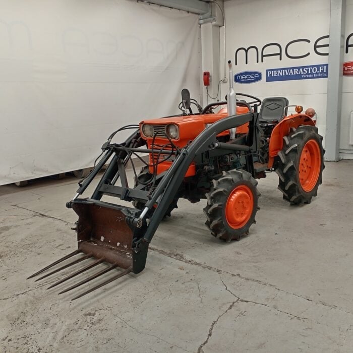 Kubota L2201DT 4WD Minitraktori, 22hv Etukuormaajalla! - Image 2