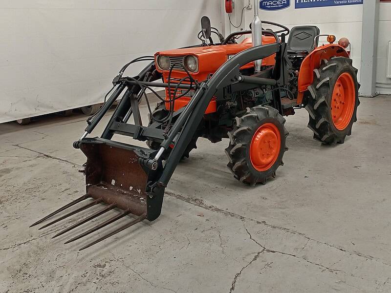 Kubota L2201DT 4WD Minitraktori, 22hv Etukuormaajalla!