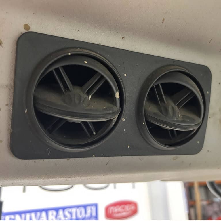 Yanmar CT230, minitraktori tela-alustalla - Image 14