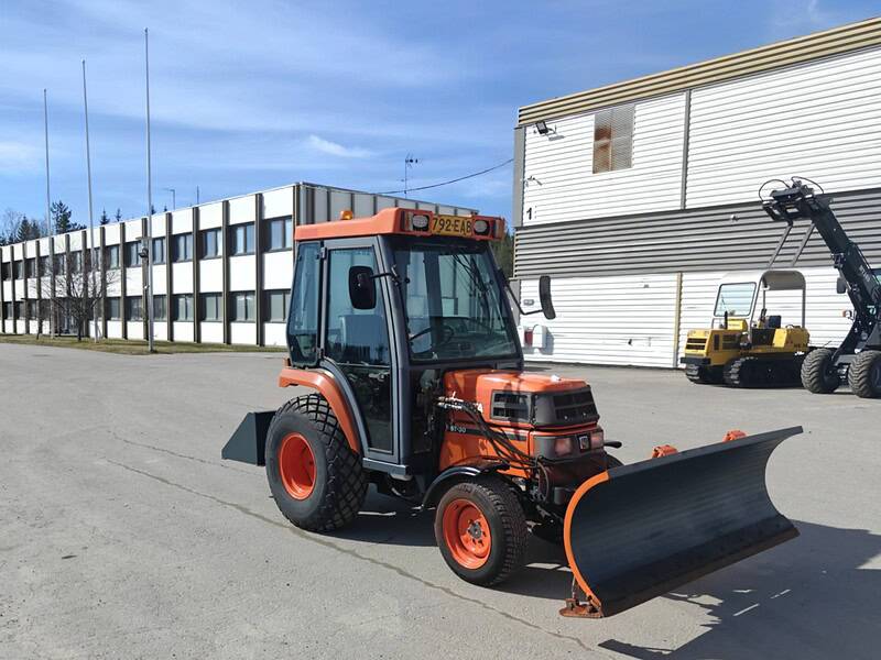 Kubota ST-30 C 4x4 -traktori ohjaamolla, etuauralla ja takakauhalla, vain 3130 h, juuri huollettu