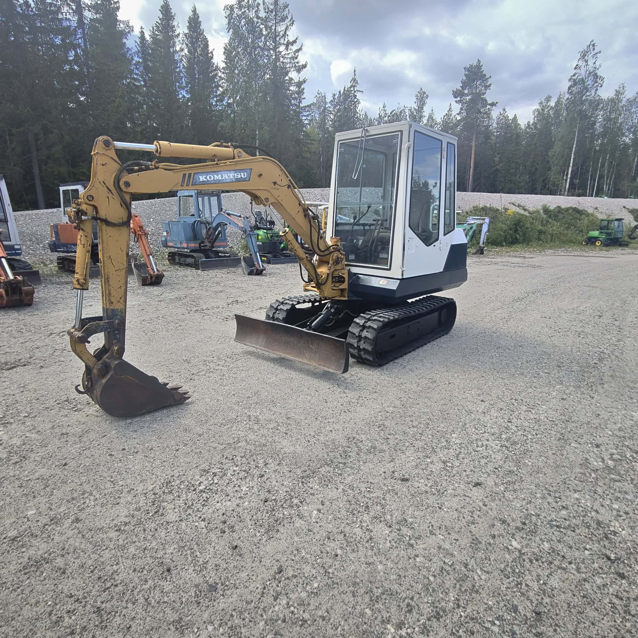 KOMATSU PC20-5 Käytetty kumitelainen minikaivuri