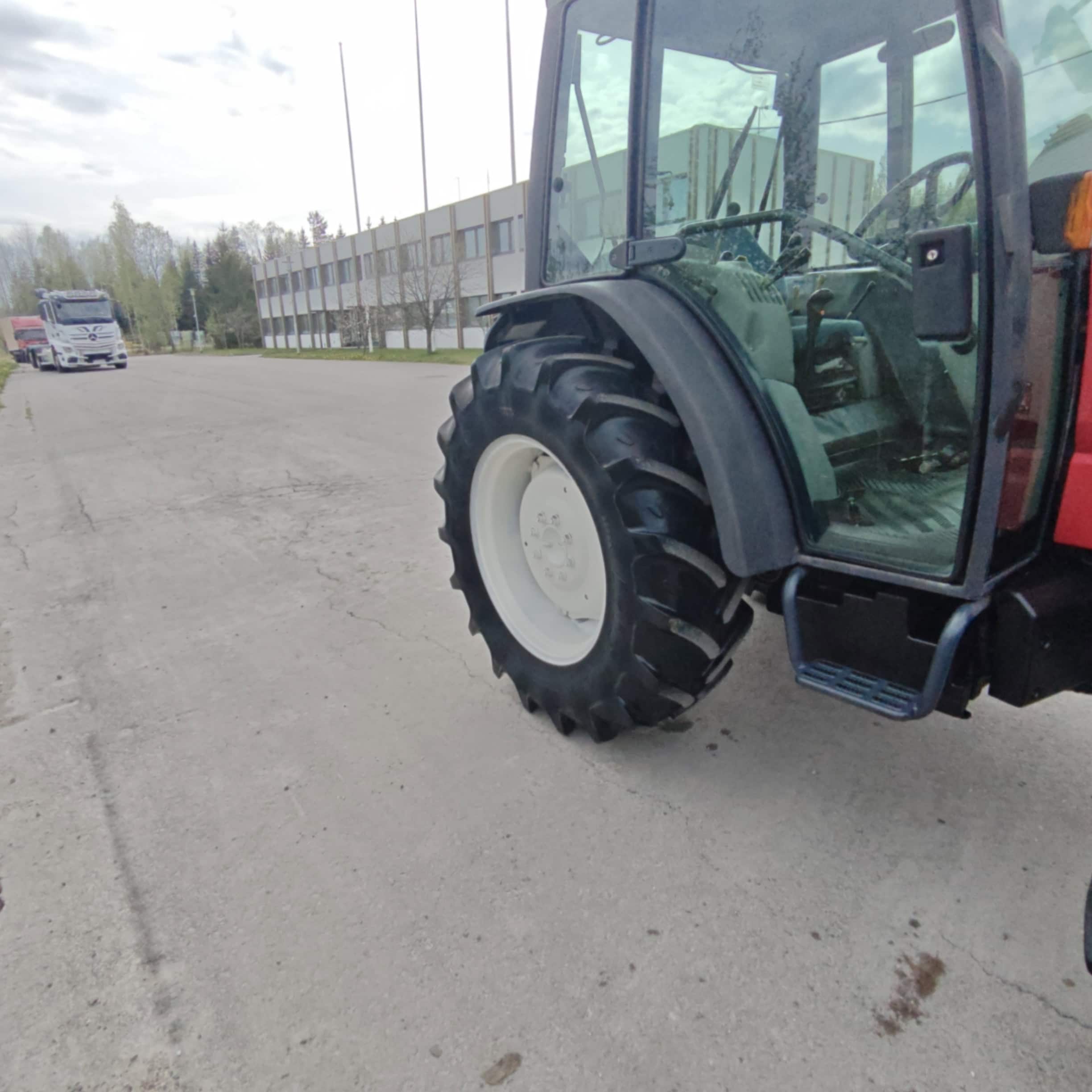MASSEY FERGUSON MF2220 4WD Traktori - Image 9
