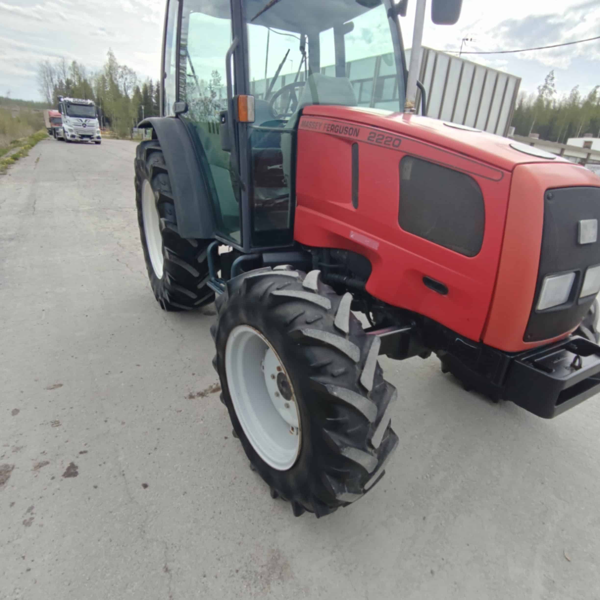 MASSEY FERGUSON MF2220 4WD Traktori - Image 4