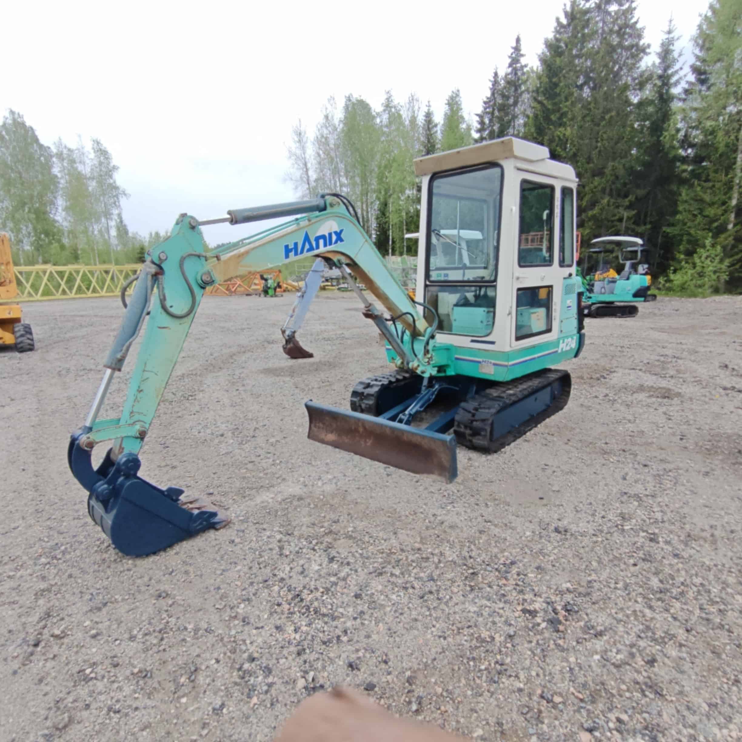 HANIX H24 Käytetty kumitelainen minikaivuri